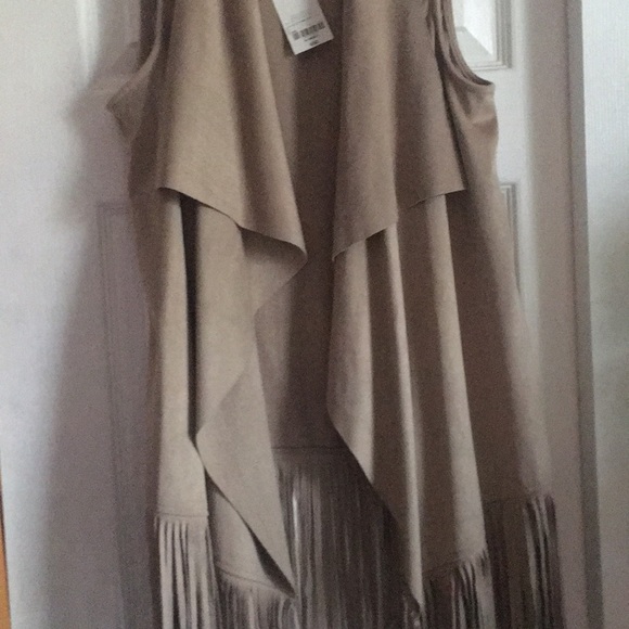🥰 2/$25 NWT! Boho Mushroom fringe vest - Picture 3 of 5